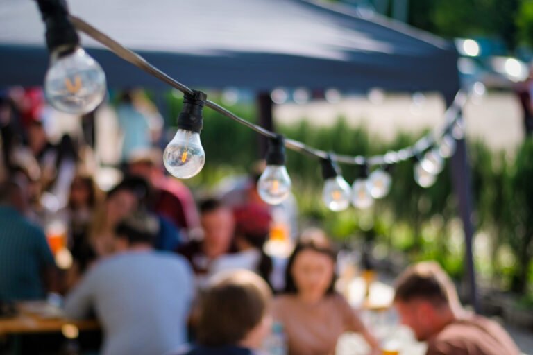 Personnes sur la terrasse d'une guinguette en bord de Marne