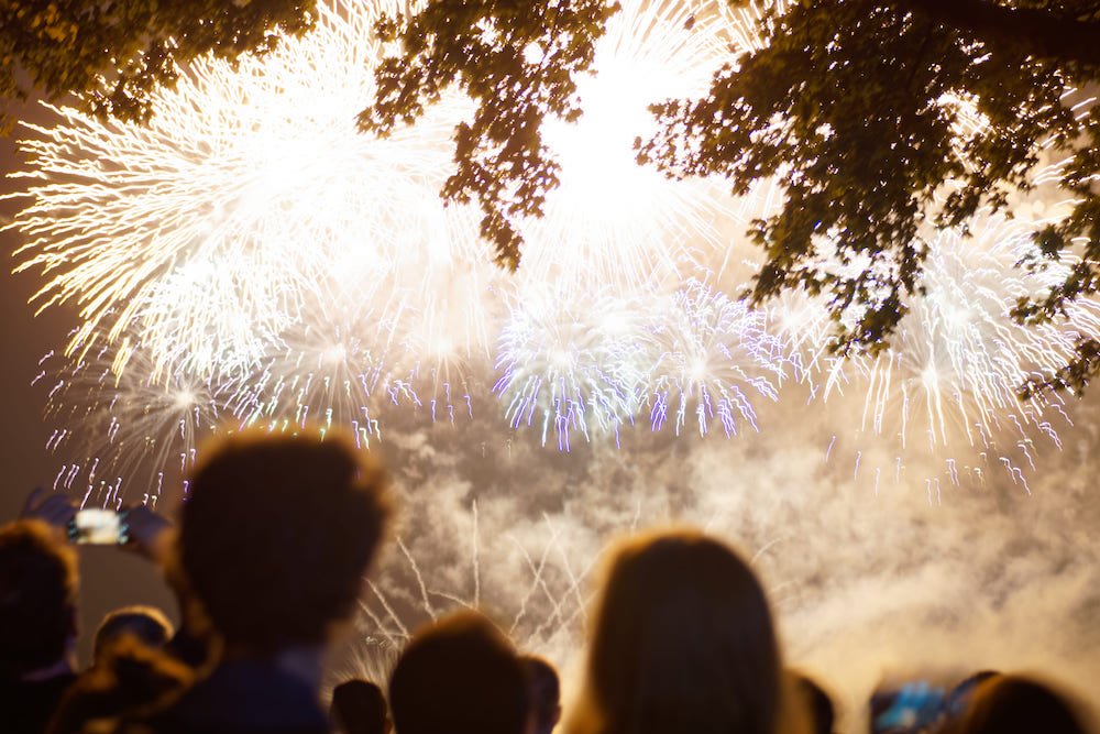 Feux d'artifice dans une fête de village dans le 77